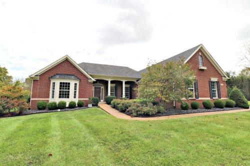 Beautiful 4 BR, 4.5 Bath, Executive Home w In Ground Pool & Handicap Accessible! in Louisville, USA