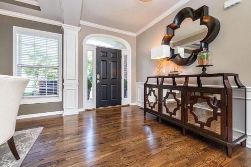 Beautiful 4 BR, 4.5 Bath, Executive Home w In Ground Pool & Handicap Accessible! in Louisville, USA