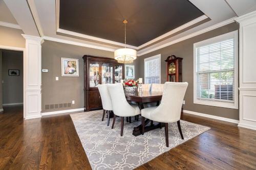 Beautiful 4 BR, 4.5 Bath, Executive Home w In Ground Pool & Handicap Accessible! in Louisville, USA