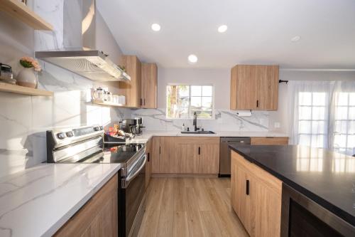 Entire house - 4 Bedroom & 2 Bath, 5 Min to Beach in Oceanside, USA