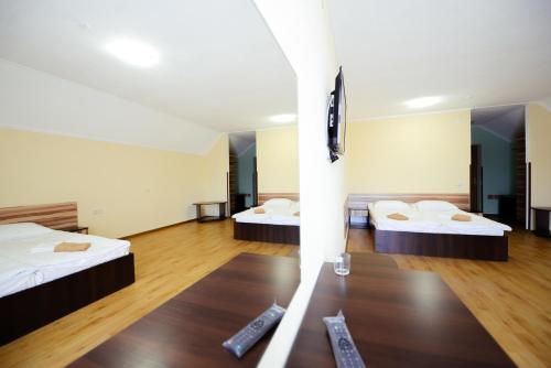 4 twin beds
