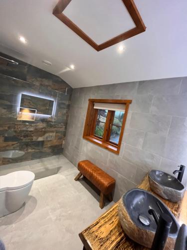 Romantic Log Cabin With Hot Tub in Aymestrey