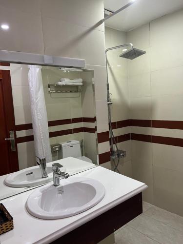 Bathroom, Thành Vinh Hotel & Apartment near Binh Quoi Village