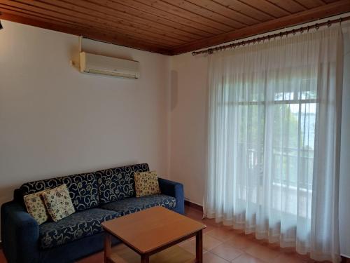 Bright, Beachfront Apartment with free parking and garden, Vourvourou (fotografie 3)