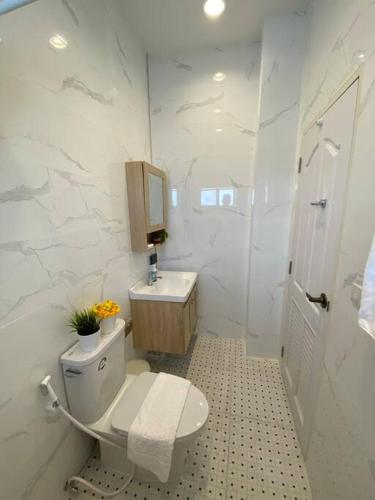 1 min walk to BTS, 3 Bed 3 Bath, Entire House, Bangkok (foto 10)
