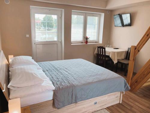 1 queen bed, 2 twin beds