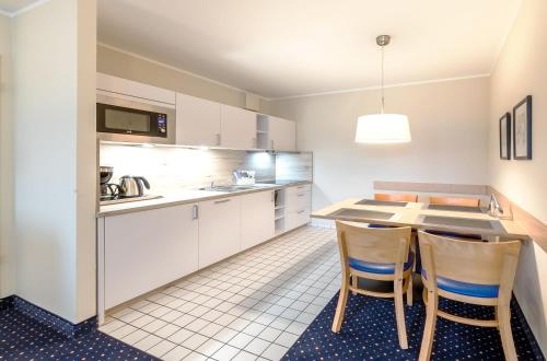 Kitchen, Aparthotel Zingst in Zingst
