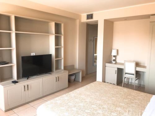 Quadruple Room with Sea View image 5