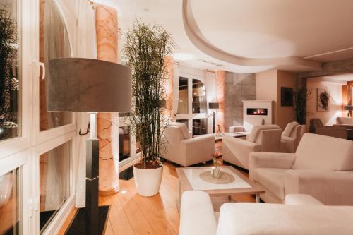 Спільний лаунж/ТБ зона, Wellnesshotel Sonnenhalde Tonbach in Baiersbronn