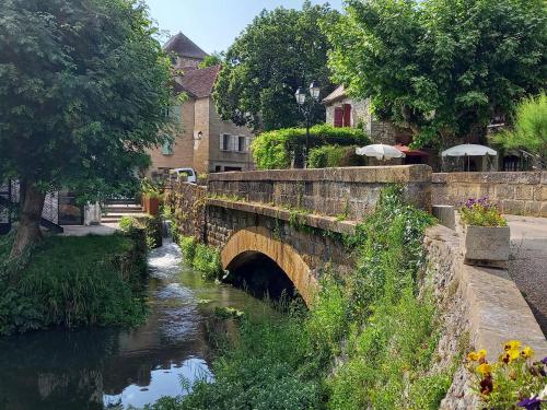 Le logis du bourg, en rdc, calme et agréable, au coeur d'un superbe village bordé par la Dordogne - Location saisonnière - Creysse