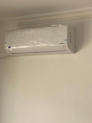Privet room with Ac in an apartment 10 min away from Madinaty