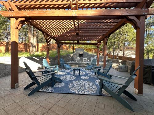 Beautiful mountain home with great outdoor space in desirable neighborhood!
