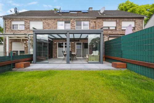 - DESIGN & STYLE - Modern House with terrace & garden