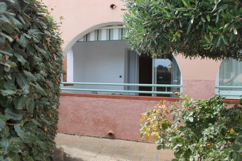 Grazioso bilocale a 200 m dal mare in residence con piscina e WI-FI Grazioso bilocale a 200 m dal mare in residence con piscina e WI-FI