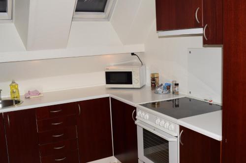 Kitchen, Nygammelsø Bed & Breakfast in Stege