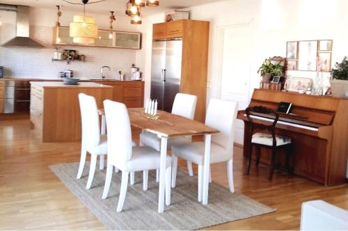 kuchyně, Cosy apartment next to beach and nature in Kopingebro