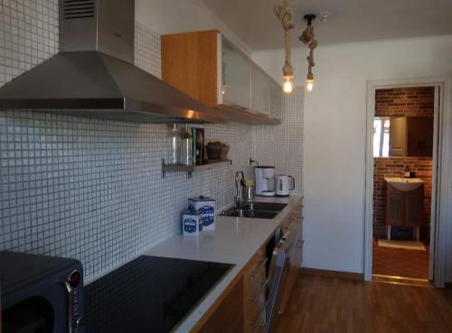 kuchyně, Cosy apartment next to beach and nature in Kopingebro