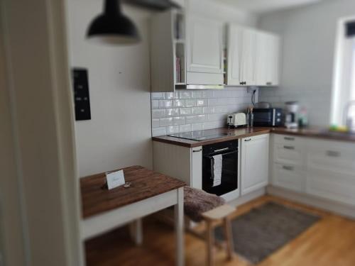 kuchyně, Cosy apartment next to beach and nature in Kopingebro