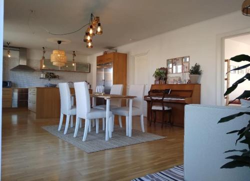 kuchyně, Cosy apartment next to beach and nature in Kopingebro