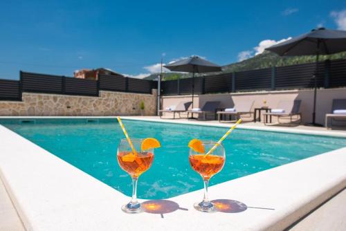 Villa Sorelle with a swimming pool - Accommodation - Kastel Stari