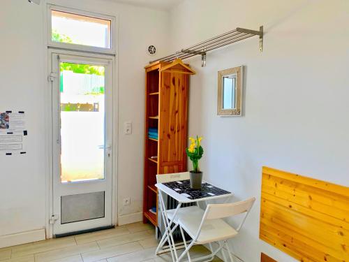 Mini studio for two, parking, beach at 50m [2]