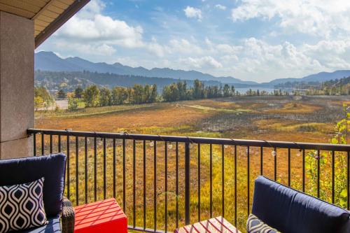 Mediu înconjurător, Mountain getaway condo - 5 min walk to the beach! in Invermere (BC)