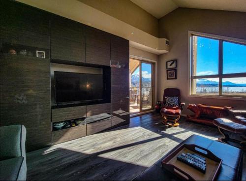 Mediu înconjurător, Mountain getaway condo - 5 min walk to the beach! in Invermere (BC)