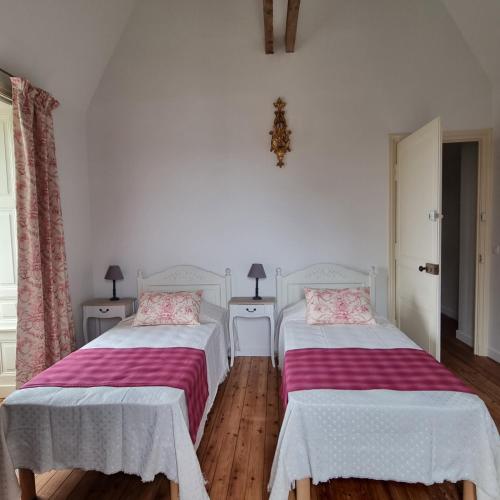 2 twin beds