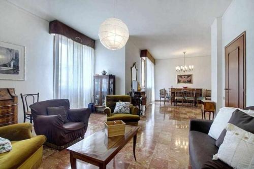 Frati Bigi With Two Bedrooms And Parking, Firenze