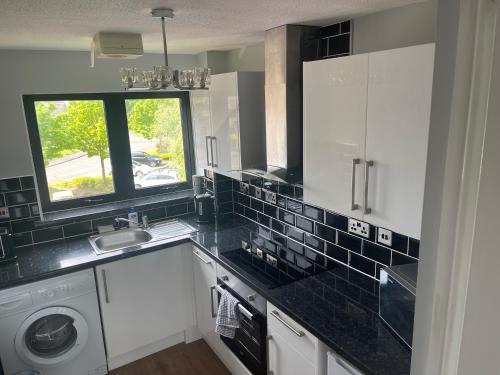 Kitchen, River view Apartment near Scotland Street School Museum