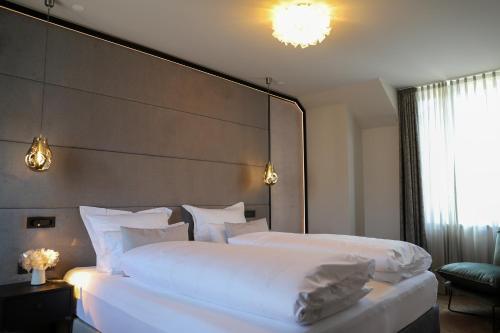 1 king bed, 1 sofa bed