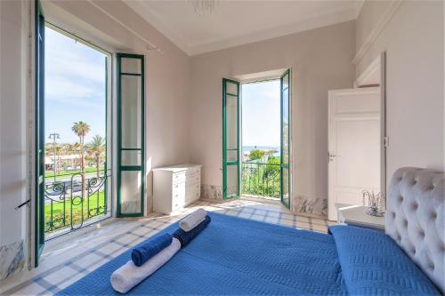  [- Poetic Seafront Penthouse Versilia -] in 54100 Massa