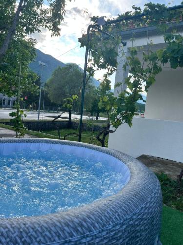 Blue Sky - jacuzzi & wine in Rašćane