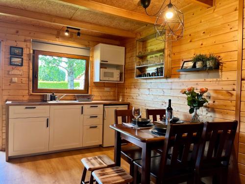 2 bedrooms, 5 beds