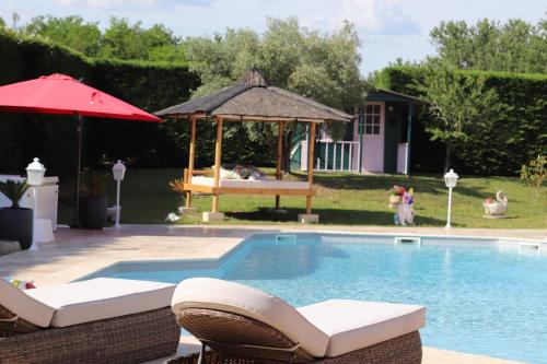 charmante petite maison avec spa, piscine chauffé et salle de fitness