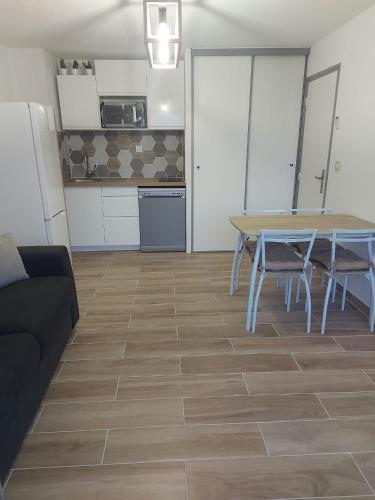 T2 4 pers, rénové en bord de plage , clim et parking classé 2 étoiles, Сет (фото 4)
