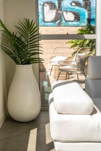 1500 Sq foot, 3 bed room loft in DTLA Pool & Hot tub! in Los Angeles, USA