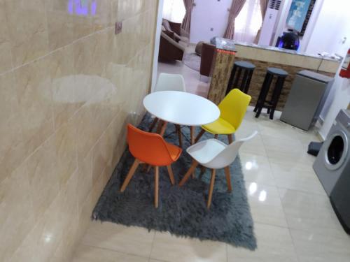 Exquisite and Cozy 3-bedroom Apt with hot-tub and WiFi in Ifako-Ijaiye