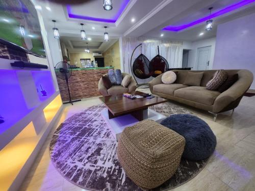 Зовнішній вигляд готелю, Exquisite and Cozy 3-bedroom Apt with hot-tub, WiFi, DSTV, and Inverter Power Backup in Ifako-Ijaiye