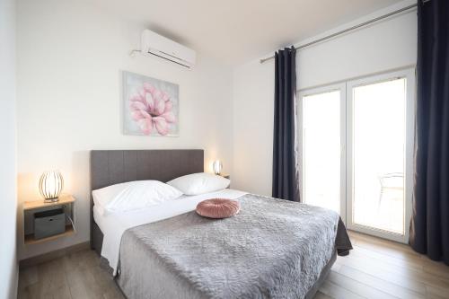 Studio with Sea View image 1