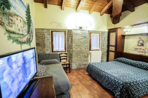 1 double bed, 1 bunk bed