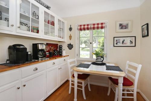Charming Pasadena English Cottage on Tree Lined Street in Pasadena, USA