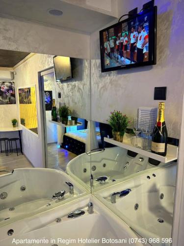 熱水浴缸, Apartament cu o camera de Lux cu Jacuzzi/Constelatie complet utilat acceptam plata cu cardul de vaca in 博托沙尼