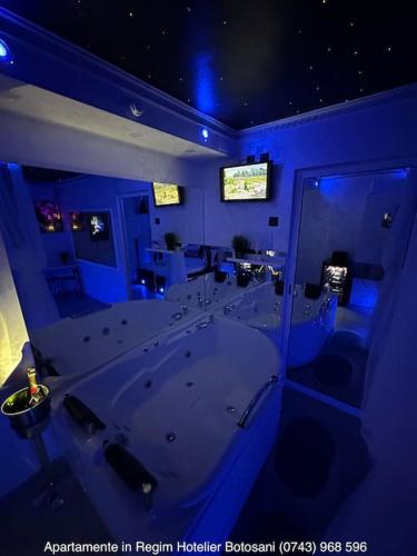 熱水浴缸, Apartament cu o camera de Lux cu Jacuzzi/Constelatie complet utilat acceptam plata cu cardul de vaca in 博托沙尼