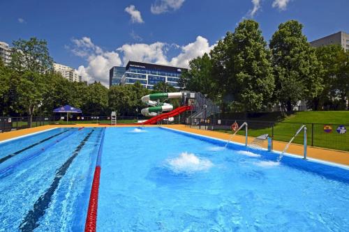 Úszómedence, ToTuToTam near Arkadia Bevásárlóközpont