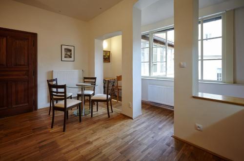 Queen Bee apartments - image 14
