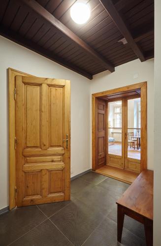 Queen Bee apartments - image 10