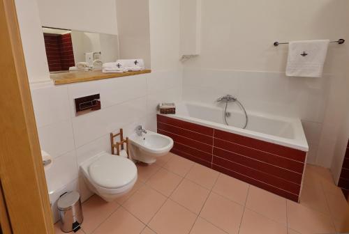 Queen Bee apartments - image 4