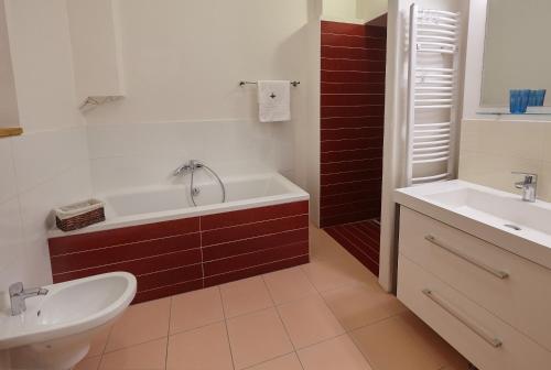 Queen Bee apartments - image 6
