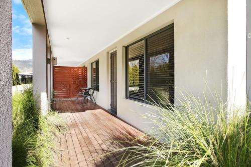 Grevillea Gardens Unit 8 - Tap to explore photos